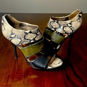 💚🖤🤍Carlos by Carlos Santana Heels🩶🖤💚